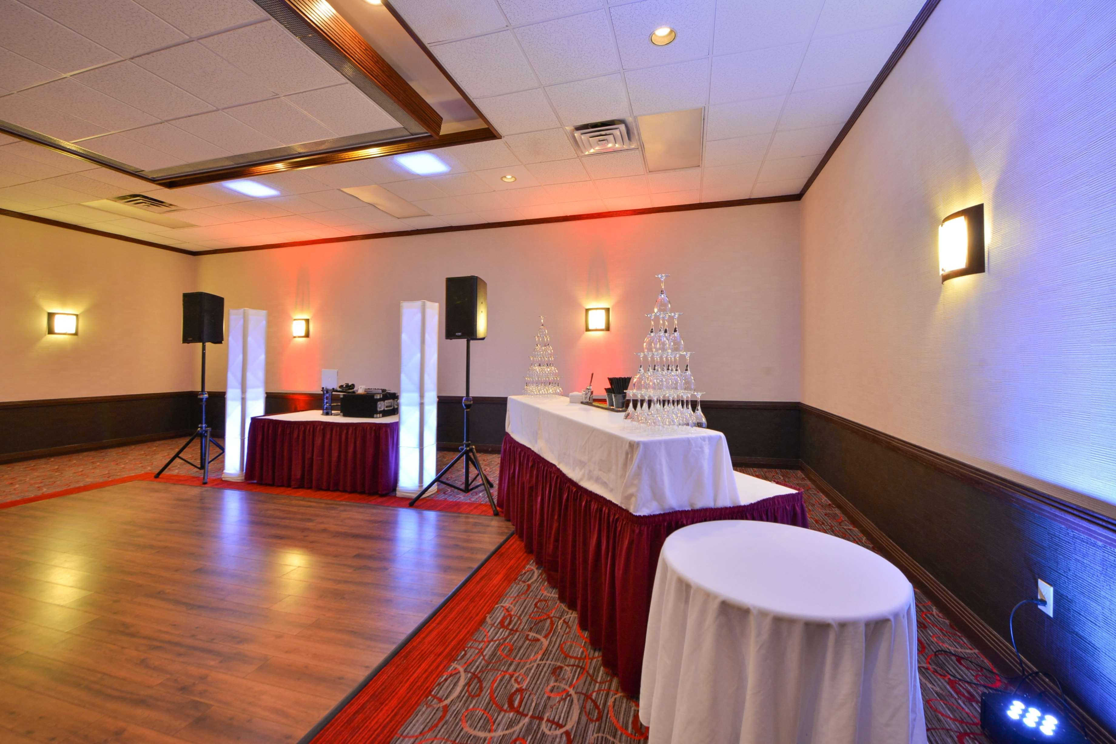 Radisson Hotel Madison Bagian luar foto