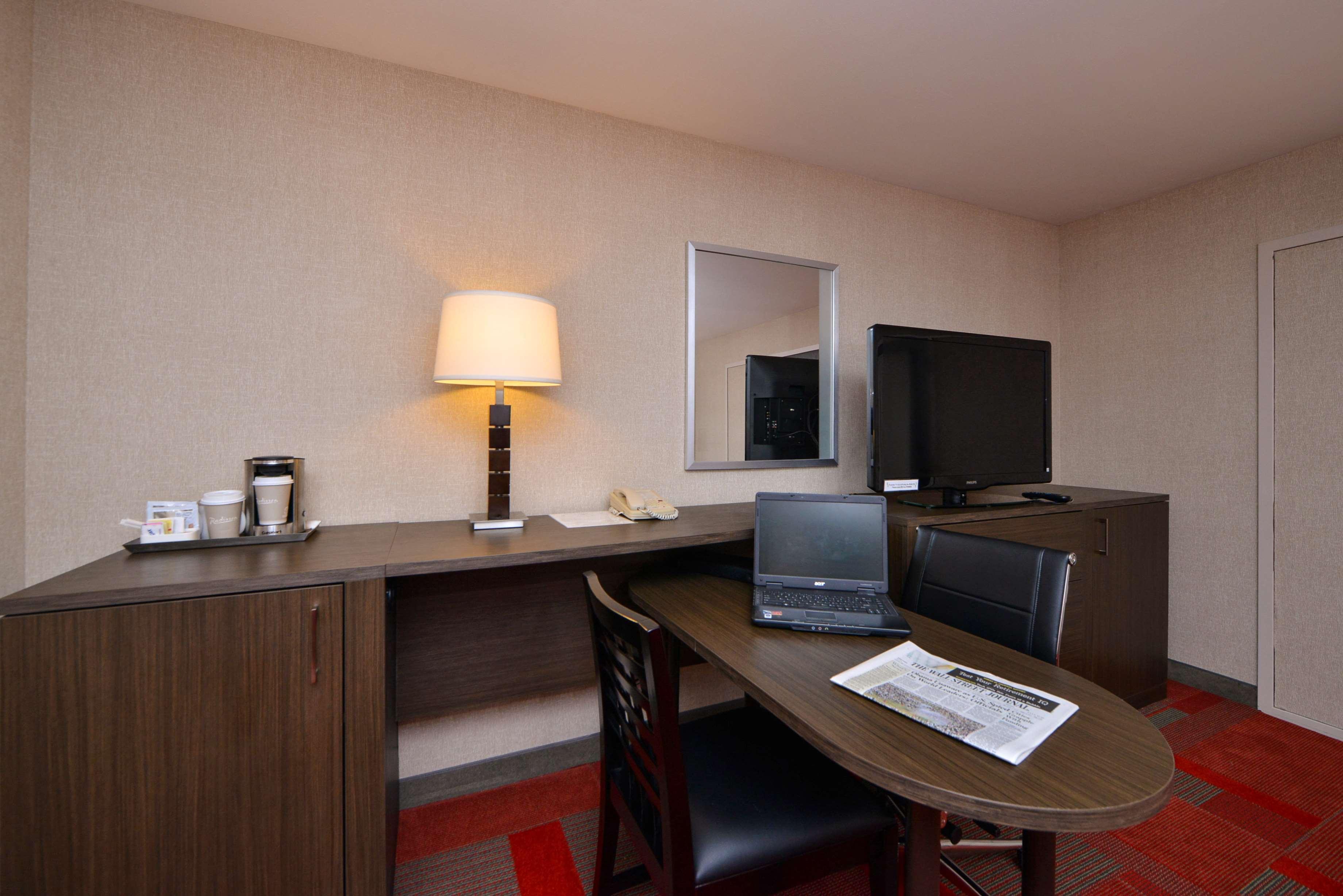 Radisson Hotel Madison Bagian luar foto