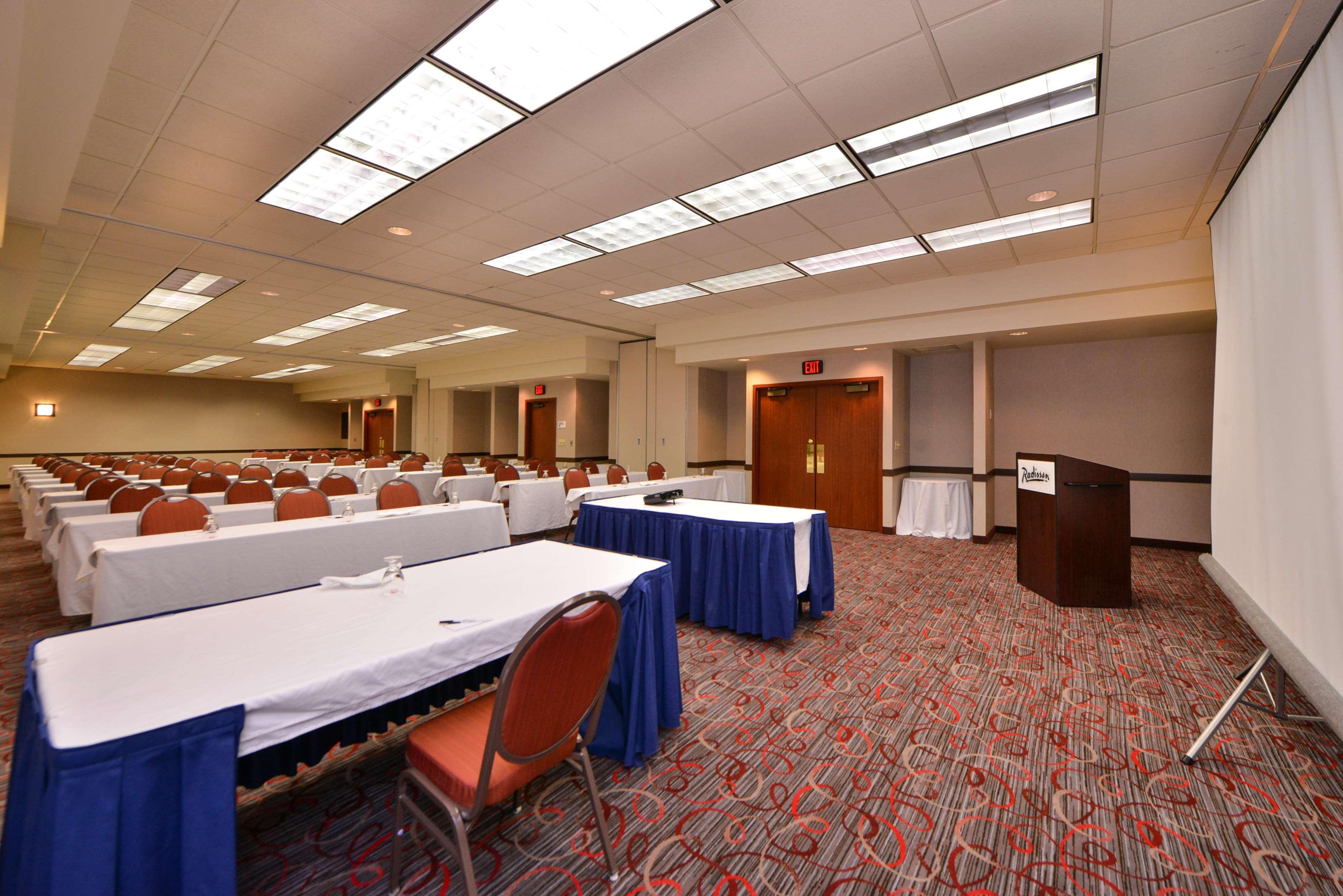 Radisson Hotel Madison Bagian luar foto