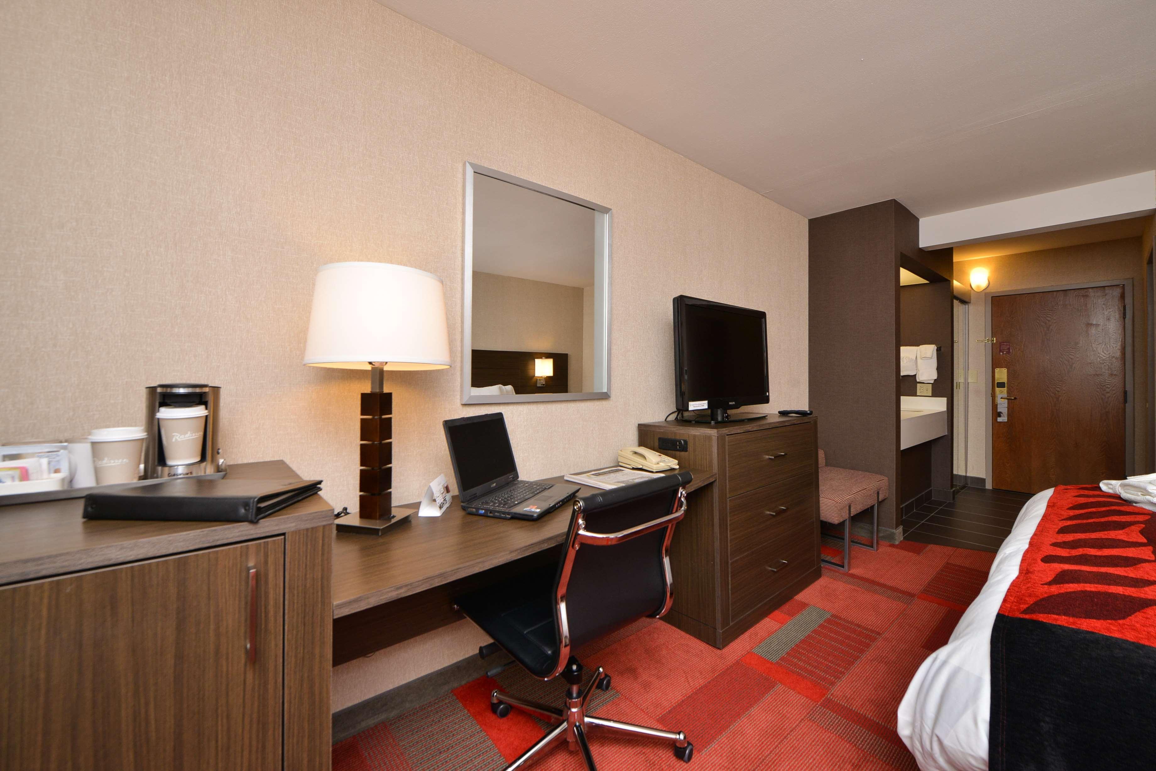 Radisson Hotel Madison Bagian luar foto