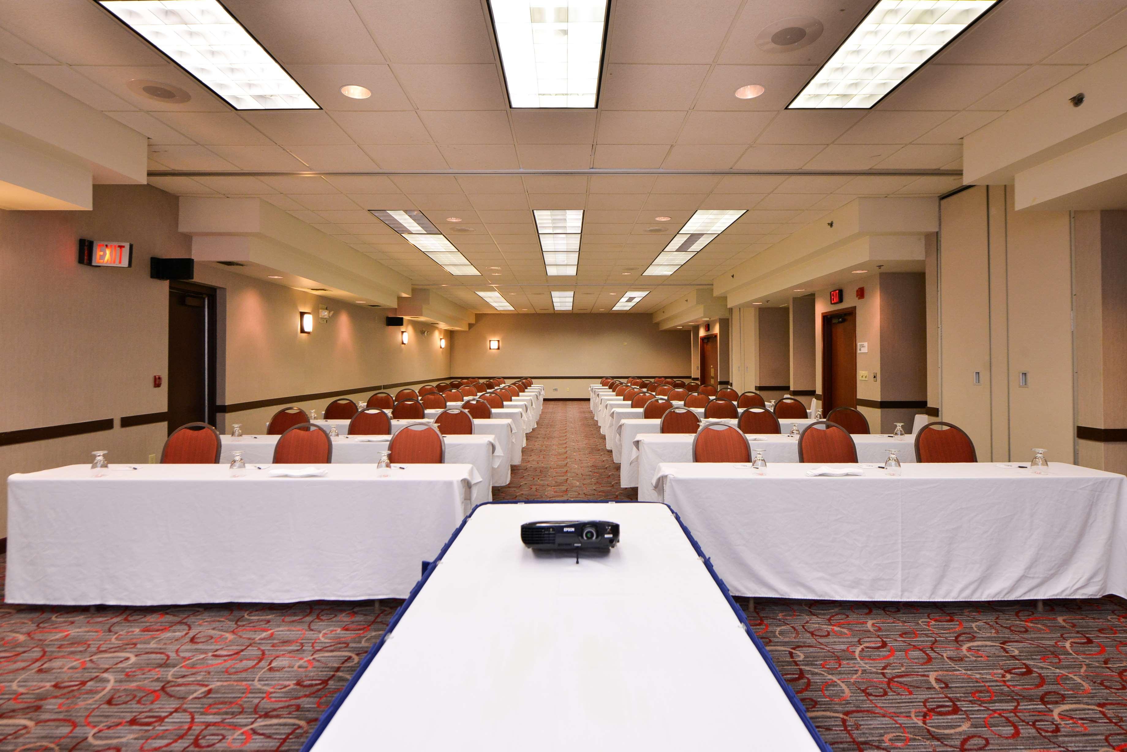 Radisson Hotel Madison Bagian luar foto