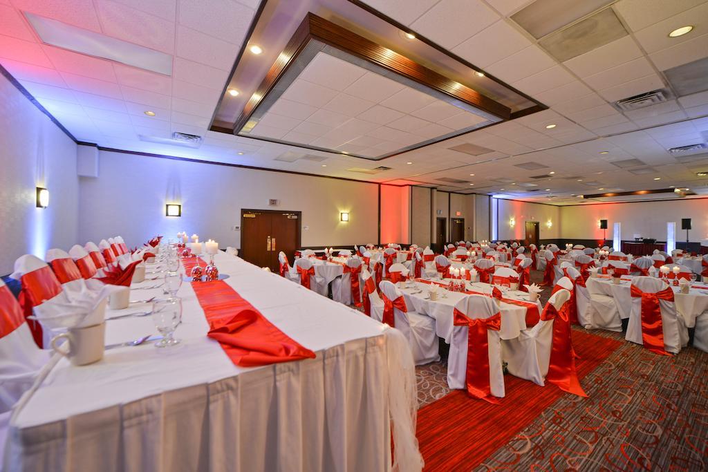 Radisson Hotel Madison Bagian luar foto