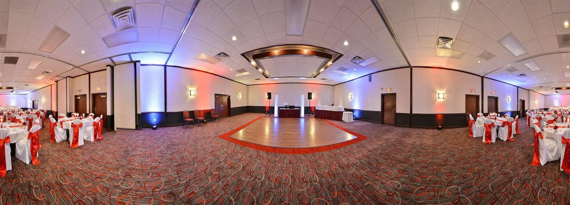 Radisson Hotel Madison Bagian luar foto