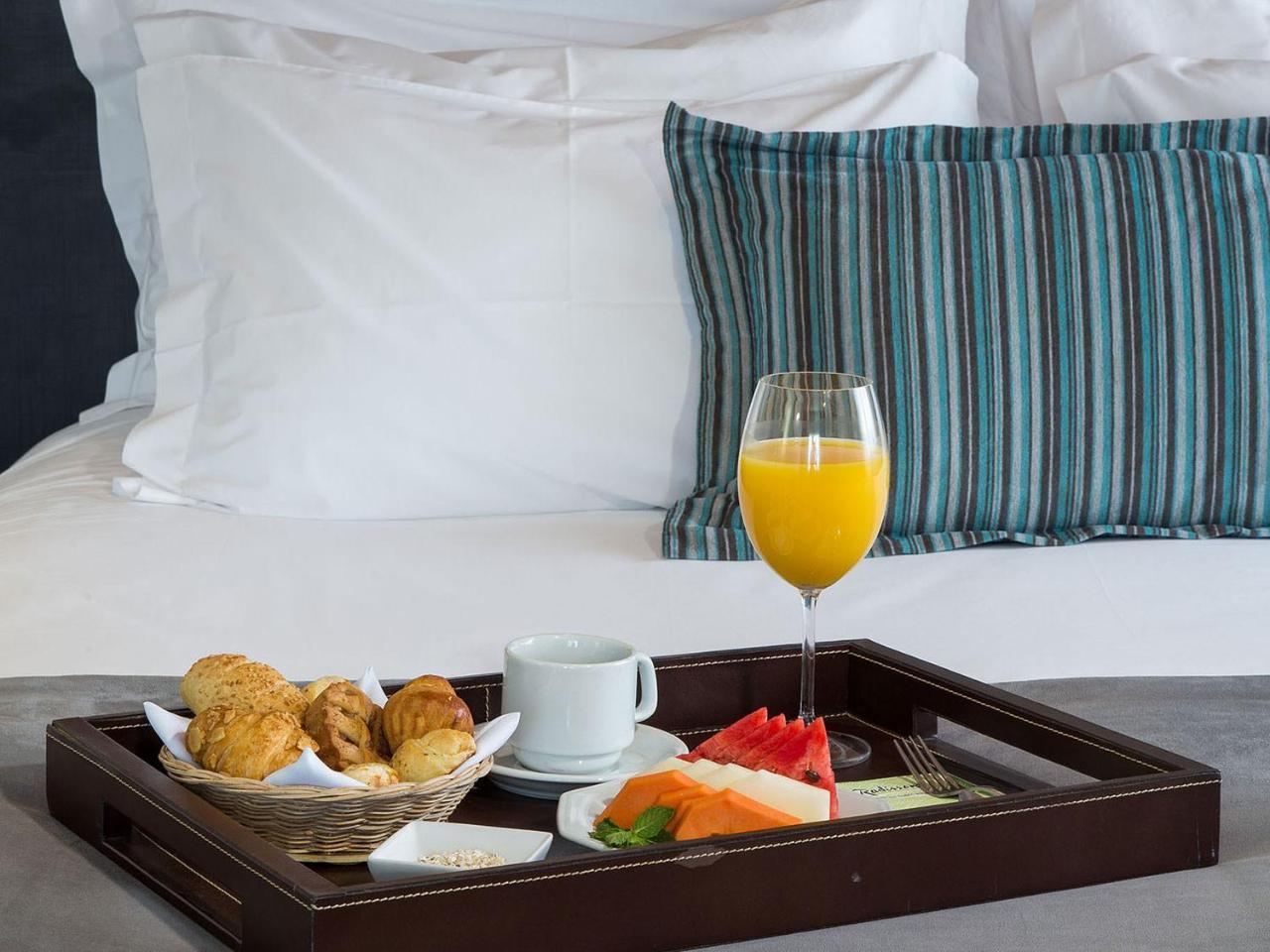 Radisson Hotel Madison Bagian luar foto