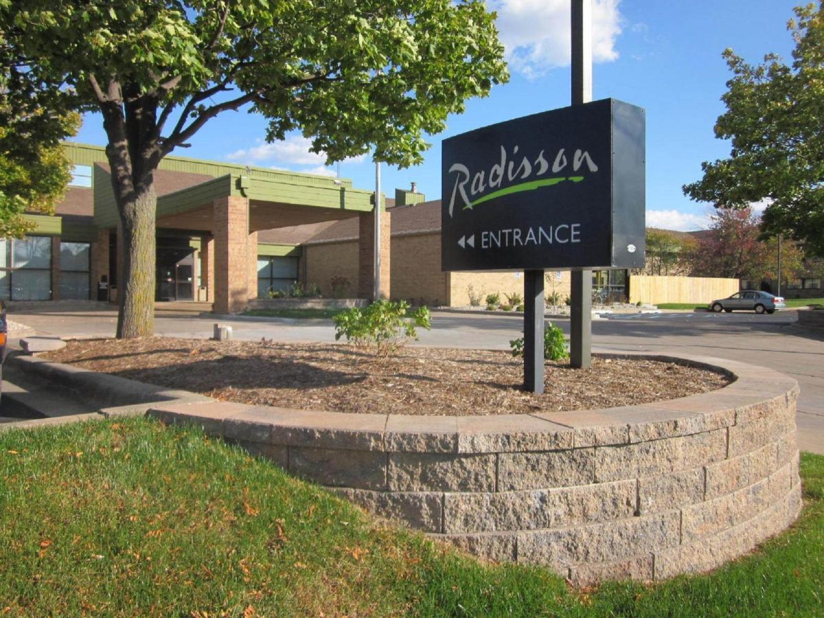 Radisson Hotel Madison Bagian luar foto